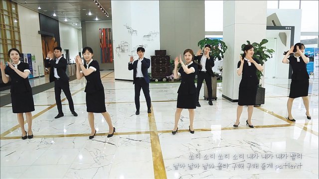 댄스를 선보이는 광주은행 직원들. 동영상 캡처