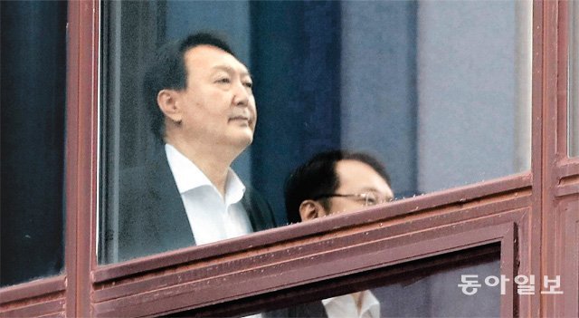 윤석열 “정치 편향 검사는 부패”… 긴장감 속 말 아끼는 검찰