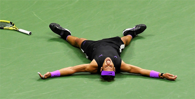라파엘 나달이 9일 미국 뉴욕 빌리진킹 내셔널 테니스센터에서 열린 다닐 메드베데프와의 US오픈 남자 단식 결승에서 승리가 확정된 순간 바닥에 큰 대자로 드러누운 채 승리의 기쁨을 만끽하고 있다. 뉴욕=AP 뉴시스