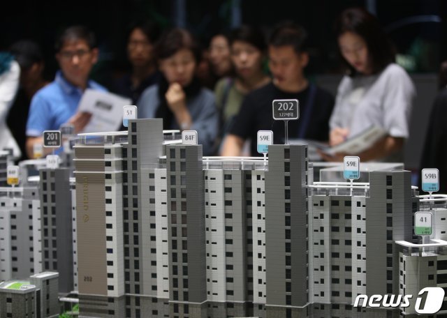 자료사진. 신규 분양 아파트 모델하우스를 찾은 방문객의 모습.© News1