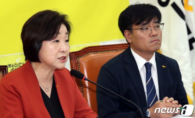 심상정 정의당 대표(왼쪽)가 9일 서울 여의도 국회에서 열린 상무위원회의에서 모두발언을 하고 있다. 2019.9.9/뉴스1 © News1