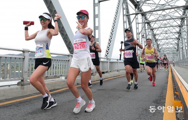 달리기 뿐만 아니라 패션도 잊지 않는 젊은 러너들도 많이 참가했습니다. 송은석 기자 silverstone@donga.com