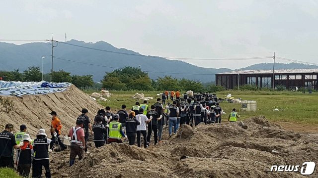 충주시는 관계당국과 함께 10일 오전 10시부터 500여명의 수색인력을 대거 투입해 지난달 30일 발생한 충주 중원산업단지 공장 폭발·화재 당시 실종된 근로자 찾기에 총력을 기울이고 있다.© 뉴스1