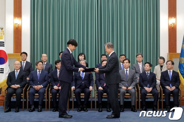 문재인 대통령이 9일 청와대 본관에서 조국 법무부장관에게 임명장을 수여하고 있다. (청와대 제공) 2019.9.9/뉴스1