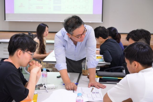 임팩트기버와 소반젤리스트로 구성된 각 팀이 의견을 주고 받는 모습