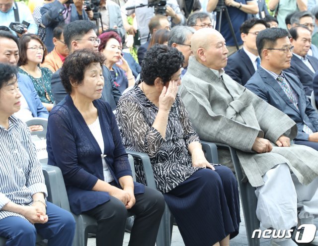 옛전남도청복원추진단 현판식이 열린 10일 오전 광주 동구 옛 전남도청 별관 앞에서 전남도청 원형복원을 주장하며 1096일간의 농성을 마친 오월 어머니가 눈물을 닦고 있다. 2019.9.10 /뉴스1 © News1