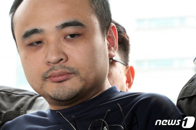 모텔 손님을 살해한 뒤 시신을 훼손해 한강에 유기한 혐의로 구속된 장대호가 21일 오후 경기 고양경찰서로 조사를 받기 위해 이송되고 있다. 2019.8.21/뉴스1 © News1