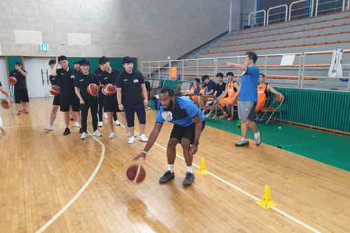 전자랜드는 스털링 스킬 코치의 주도 아래 인천 지역 초·중·고 엘리트 선수, 팬들을 대상으로 스킬 트레이닝 시간을 가질 예정이다. 사진제공｜인천 전자랜드