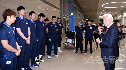 지난 9일 인천국제공항을 통해 귀국한 한국 남자 농구대표팀 선수들이 대한농구협회 방열 회장(오른쪽)으로부터 축하의 말을 듣고 있는 모습. 스포츠동아DB