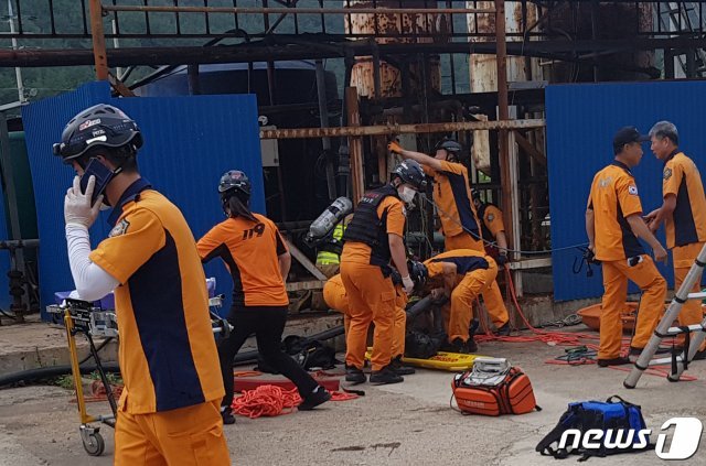 10일 오후 2시 30분께 경북 영덕군 축산면 축산항 한 지하탱크에서 정비 작업 중이던 작업자 4명이 질식해 119 구급대원들이 구조를 하고 있다. 2019.9.10/뉴스1 © News1