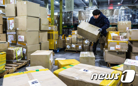 인천세관 특송물류센터 직원들이 중국의 광군제에 해외직구로 수입된 물품들을 분류작업하는 모습. © News1