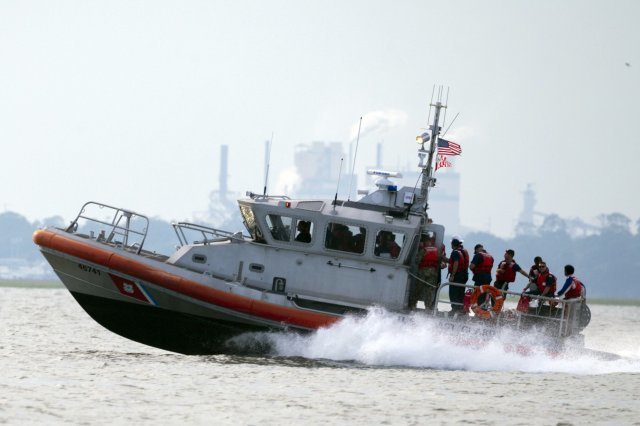 미국 해안경비대(USCG)의 구조대원들이 마지막 한국인 선원을 거대한 골든레이호에서 구출한 다음 기지로 돌아오고 있다. 3명의 한국 선원은 이에 앞서 구조되었다.  사진 뉴시스