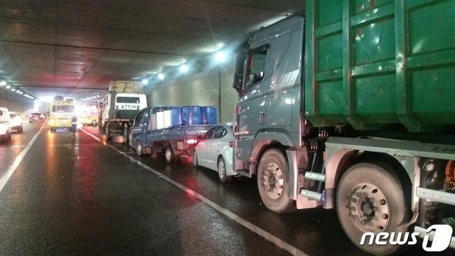 10일 오후 2시39분께 인천시 연수구 동춘동 동춘지하차도에서 2.5톤 트럭이 빗길에 도로가 미끄러워 급정거를 하면서 뒤따라오던 승용차 등 차량 총 6대가 잇따라 충돌하는 사고가 발생했다.(공단소방서 제공)2019.9.10/뉴스1 © News1