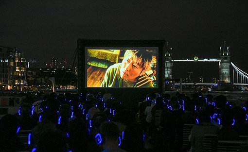 영국 런던 템즈강 보트에서 이뤄진 봉준호 감독의 영화 ‘괴물’ 상영 모습. 사진제공｜런던아시아영화제