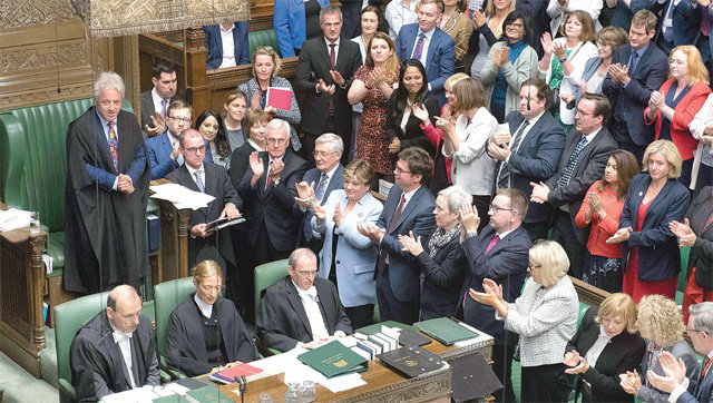 버커우 하원의장 퇴임에 쏟아진 박수 존 버커우 영국 하원의장(왼쪽)이 9일 런던 국회의사당에서 의장직과 하원의원직 사퇴를 발표한 뒤 야당 의원들로부터 기립 박수를 받고 있다. 2009년부터 하원의장을 수행해 온 그는 의장직을 수행하는 동안 브렉시트(영국의 유럽연합 탈퇴)에 반대하고 노동당적 성향을 보여 보수당으로부터 ‘중립을 지키지 않는다’는 비판을 받아왔다. 런던=신화 뉴시스
