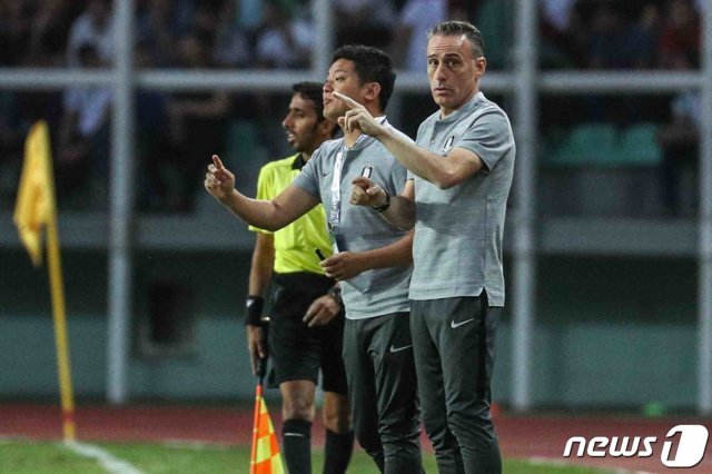 10일 오후(현지시간) 투르크메니스탄 아시가바트 코페트다그 스타디움에서 열린 ‘’2022 국제축구연맹(FIFA) 카타르 월드컵 아시아지역 2차 예선‘’ H조 조별리그 1차전 한국과 투르크메니스탄의 경기에서 전반전 벤투 감독이 작전지시를 하고 있다. © News1