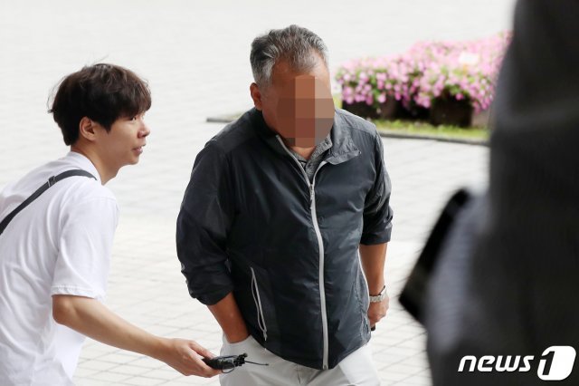 가로등 자동점멸기 업체 웰스씨앤티 최 모 대표가 지난 4일 오전 서울 서초구 서울중앙지방검찰청에 조사를 받기 위해 출석하고 있다. News1