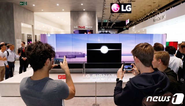 LG전자가 지난 6일(현지시간) 부터 11일까지 독일 베를린에서 열리는 IFA 2019 전시회에서 LG전자의 인공지능 기술과 차별화된 시장선도 제품들이 변화시키는 생활공간을 선보이고 있다. 관람객들이 롤러블 TV인 ‘LG 시그니처 올레드 R’를 살펴보고 있다. (LG전자 제공)2019.9.8/뉴스1