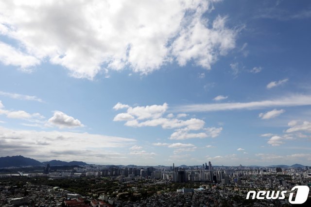 비가 그치고 맑은 날씨를 되찾은 11일 서울 남산에서 바라본 도심 하늘이 파랗다.2019.9.11/뉴스1 © News1