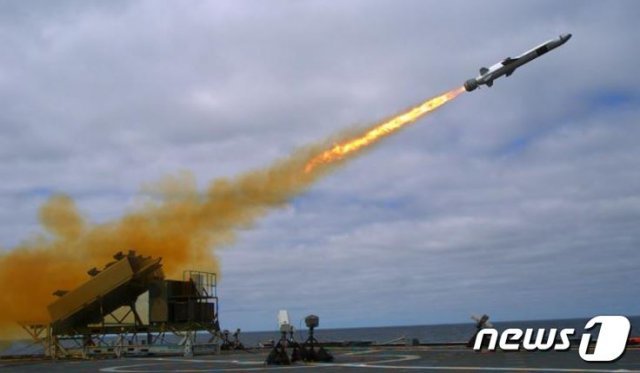 2014년 9월 미 해군 연안전투함 코로나도  선상서 실험 발사되는 네이블스트라이크미사일‘ (미 해군) © 뉴스1
