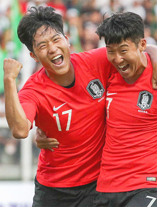 한국 축구대표팀의 나상호(왼쪽·FC 도쿄)가 10일(현지시간) 열린 투르크메니스탄과의 월드컵 아시아지역 2차 예선 1차전에서 전반 13분 선제골을 터뜨린 뒤 손흥민(토트넘)과 함께 기뻐하고 있다. 아시가바트=뉴스1