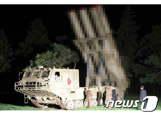 북한 노동당 기관지 노동신문이 8월7일 공개한 단거리 탄도 미사일의 발사 장면. 신문은 이 미사일이 ‘서부 작전 비행장’에서 발사됐다고 전했다.(노동신문) 2019.08.07.© 뉴스1
