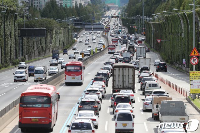추석 연휴를 하루 앞둔 11일 오후 경부고속도로 하행선의 차량이 정체현상을 빚고 있다.2019.9.11/뉴스1 © News1