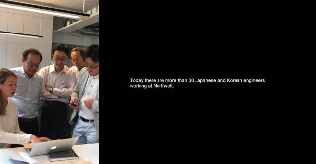 스웨덴의 노스볼트 연구실에서 동양인 남성 직원들이 모여 업무를 논의하고 있다. 오른쪽에는 “30명이 넘는 한국인·일본인 엔지니어들이 노스볼트에서 일하고 있다”고 설명하고 있다.(노스볼트 홈페이지 캡쳐). © 뉴스1