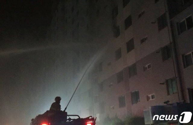 광주 광산구 한 아파트에서 12일 오전 4시21분 불이 나 소방당국이 화재를 진화하고 있다.(광주광산소방서 제공)2019.9.12/뉴스1 © News1