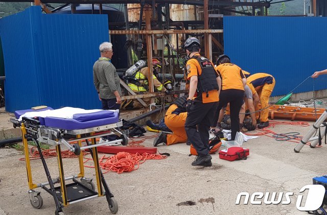 지난 10일 오후 2시 30분께 경북 영덕군 축산면 축산항 한 지하탱크에서 정비 작업 중이던 작업자 4명이 질식해 119 구급대원들이 구조를 하고 있다. © News1