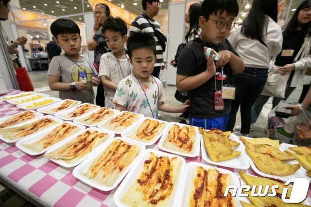 8일 오후 서울 강남구 코엑스에서 열린 ‘2018 라면박람회’를 찾은 관람객들이 북한 음식인 인조고기밥을 살펴보고 있다. © News1