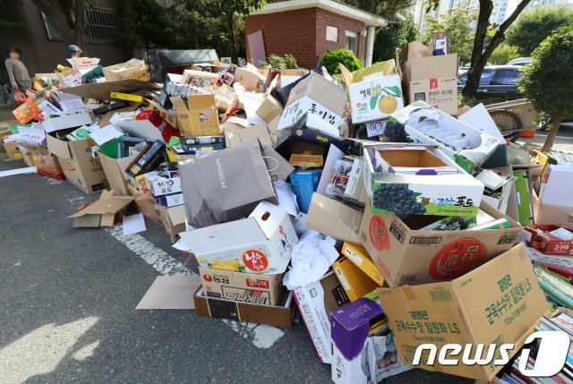 추석 연휴 마지막 날 아파트에 쌓인 쓰레기들. 2018.9.26/뉴스1