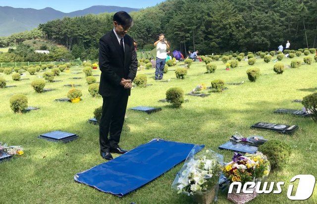 조국 법무부장관이 14일 부산추모공원에 있는 故 김홍영 전 검사 묘소를 찾아 참배하고 있다.2019.09.14/ © 뉴스1