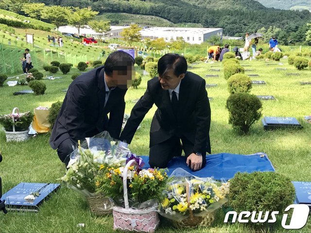 14일 조국 법무부장관이 부산추모공원에 안치된 故 김홍영 전 검사 묘소를 찾아 김 전 검사의 아버님과 함께 이야기를 나누고 있다.2019.09.14/뉴스1 © News1