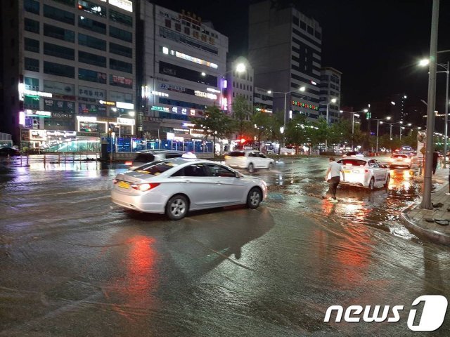 공업용수관 파열로 물난리 소동을 빚은 안양 인덕원역 사거리( 독자 제공)© 뉴스1