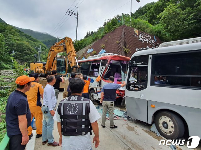 14일 오후 2시26분쯤 경북 울릉군 울릉읍 도동리 도로에서 관광버스 2대가 정면으로 충돌했다. 이 사고로 두 버스에 타고 있는 버스 기사와 승객 39명 중 34명이 다쳐 울릉의료원으로 이송돼 치료를 받고 있다.(경북소방본부제공) 2019.9.14/뉴스1 © News1