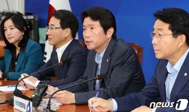 이인영 더불어민주당 원내대표(오른쪽에서 두번째)와 조정식 정책위의장(사진 오른쪽)./뉴스1 © News1