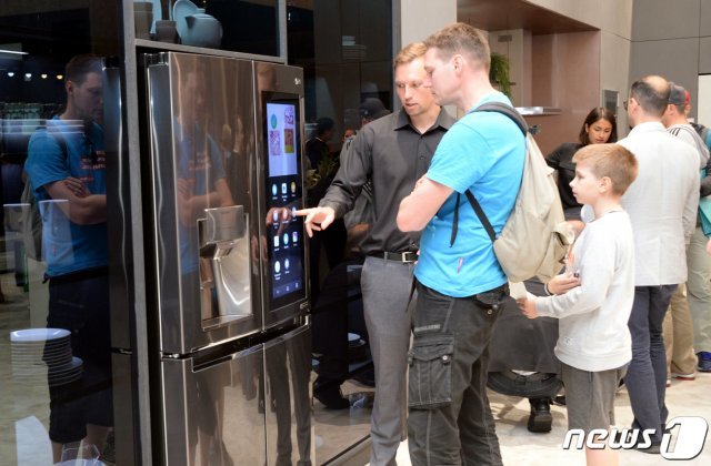 LG전자가 지난 6일(현지시간) 부터 11일까지 독일 베를린에서 열린 IFA 2019 전시회에서 LG전자의 인공지능 기술과 차별화된 시장선도 제품들이 변화시키는 생활공간을 선보이고 있다. 관람객들이 LG전자의 스마트 노크온 매직 스페이스 냉장고를 살펴보고 있다. (LG전자 제공)/뉴스1