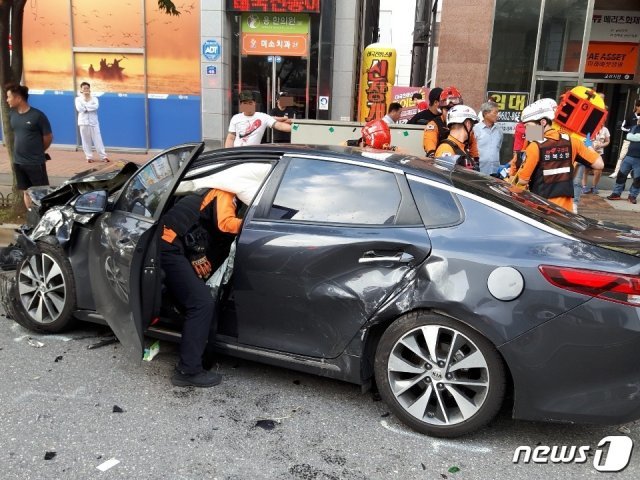 사고가 난 차량.(전북소방본부) 2019.9.15 /© 뉴스1