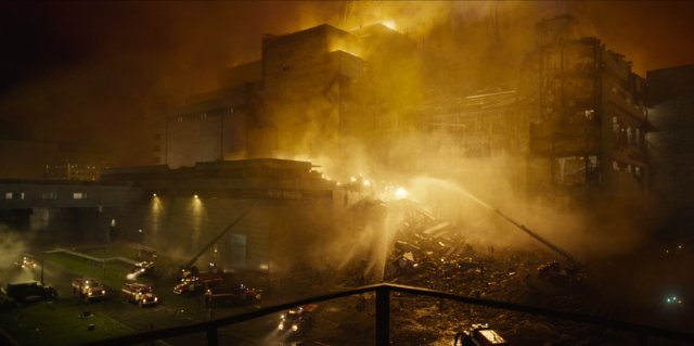 ‘체르노빌’에서 소방차들이 폭발한 원전의 화재를 진압하는 장면. HBO 제공