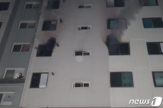 12일 오전 화재가 발생한 광주 광산구 한 아파트 현장 모습.(광주광산소방서 제공) 2019.9.13 /뉴스1 © News1
