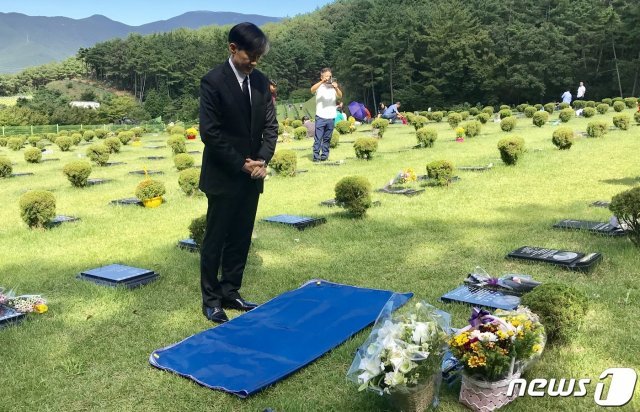 14일 조국 법무부장관이 부산추모공원에 안치된 故 김홍영 전 검사 묘소를 찾아 추모하고 있다. 2019.09.14 /뉴스1 © News1