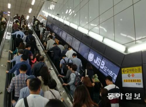 서울 지하철 3·7·9호선 환승역인 고속터미널역 에스컬레이터. 동아일보 DB