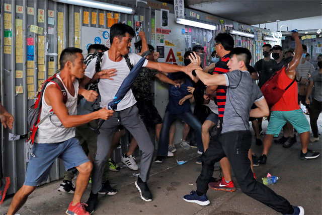 홍콩은 시위대 격돌로 혼돈의 주말 14일 홍콩 카오룽베이의 아모이 플라자 인근에서 친중 시위대와 반중 시위대가 충돌하고 있다. 이날 충돌로 25명이 다쳐 병원으로 이송됐다. 홍콩 경찰은 친중 시위대는 체포하지 않고 반중 시위대 약 20명만 체포해 논란을 낳았다. 홍콩=AP 뉴시스