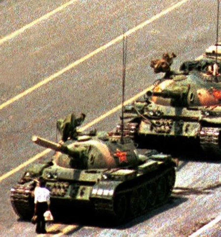 1989년 6월 5일 중국 톈안먼 광장으로 들어오던 탱크행렬 앞을 한 남성이 맨몸으로 막아서고 있다. 이 순간을 포착해 세계보도사진상을 받은 미국 사진기자 찰리콜이 5일 별세했다.