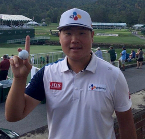 아시아 선수 최초로 미국프로골프(PGA)투어 신인왕에 오른 임성재가 13일 PGA투어 밀리터리 트리뷰트 1라운드 15번홀에서 시즌 1호 홀인원을 기록한 뒤 행운의 공을 들어 보였다. PGA투어 제공