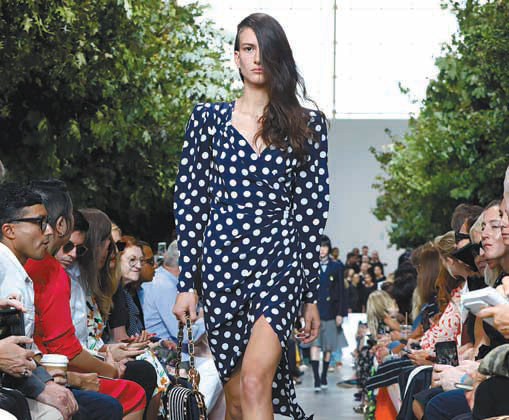 패션 브랜드 마이클코어스가 11일 미국 뉴욕 패션위크에서 내년 봄·여름 컬렉션으로 선보인 물방울무늬 드레스. 뉴욕=AP 뉴시스