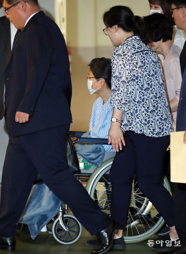박근혜 전 대통령이 호송차에서 내려 휠체어를 타고 마스크를 착용한 채 입원실로 향하고 있다. 전영한 기자 scoopjyh@donga.com