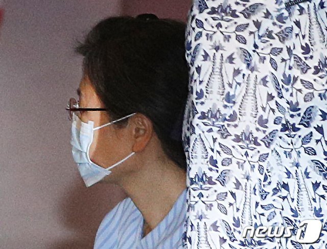 수감 중인 박근혜 전 대통령이 16일 오전 어깨 수술을 받기 위해 서울 서초구 서울성모병원으로 이송되고 있다. © News1