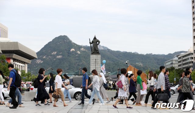 추석 연휴가 끝난 16일 오전 서울 세종대로 광화문광장 인근에서 시민들이 발걸음을 옮기고 있다. 2019.9.16/뉴스1 © News1